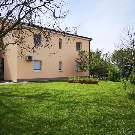 R & Z-brand New Family With A Spacious Yard Apartment Fazana