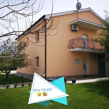 Apartment R & Z-brand New Family With A Spacious Yard Fazana