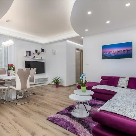 R & Z-brand New Family With A Spacious Yard Apartment