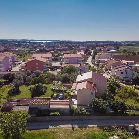 R & Z-brand New Family With A Spacious Yard Apartment