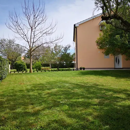 R & Z-brand New Family With A Spacious Yard * Fažana