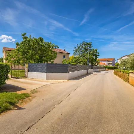 R & Z-brand New Family With A Spacious Yard Fažana