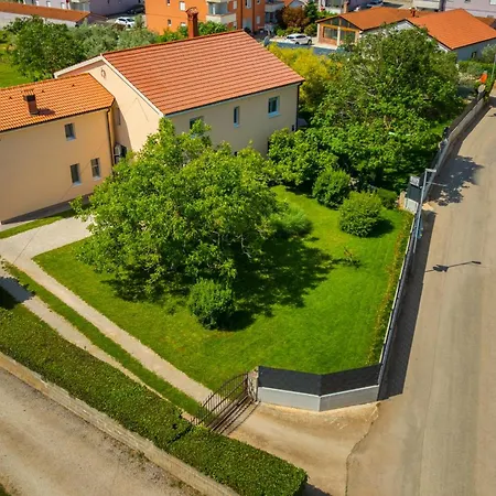 R & Z-brand New Family With A Spacious Yard