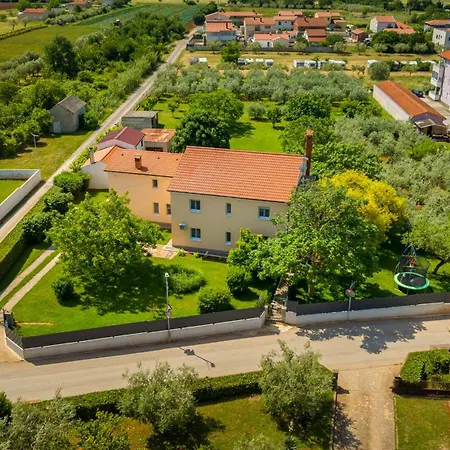 Apartmán R & Z-brand New Family With A Spacious Yard