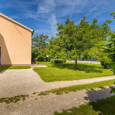 R & Z-brand New Family With A Spacious Yard Apartmán Fažana