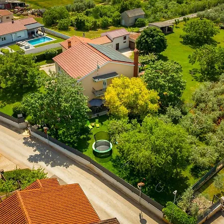 Apartmán R & Z-brand New Family With A Spacious Yard Fažana