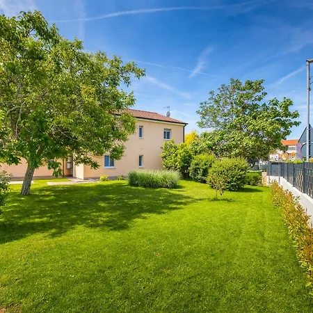 R & Z-brand New Family With A Spacious Yard *