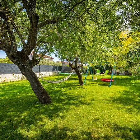 R & Z-brand New Family With A Spacious Yard