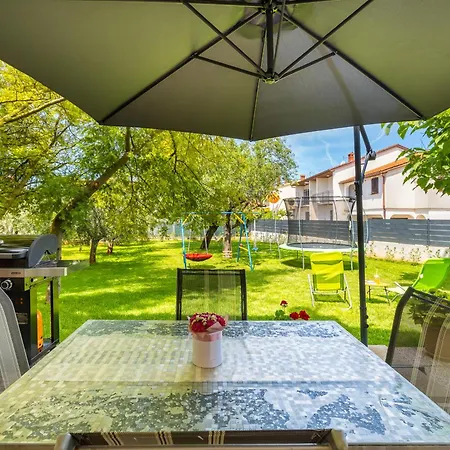 R & Z-brand New Family With A Spacious Yard Apartmán
