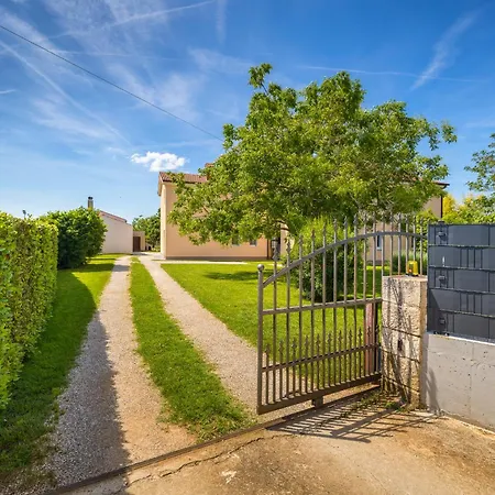 R & Z-brand New Family With A Spacious Yard Apartmán *