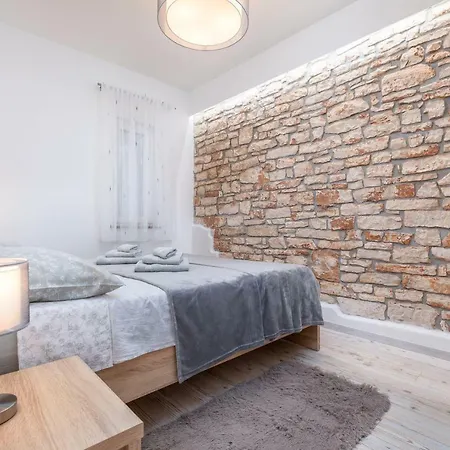 Apartmán R & Z-brand New Family With A Spacious Yard Fažana