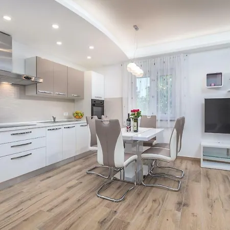 R & Z-brand New Family With A Spacious Yard Fažana