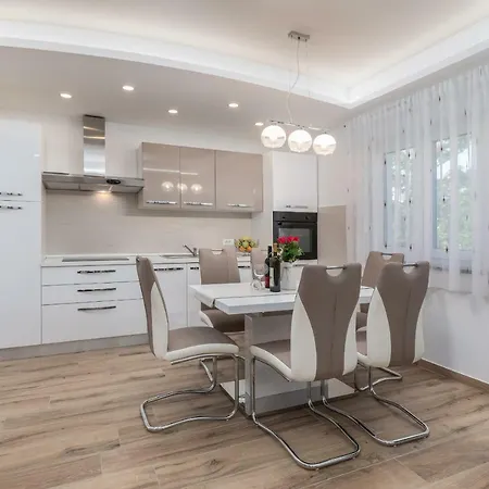 R & Z-brand New Family With A Spacious Yard Apartmán *