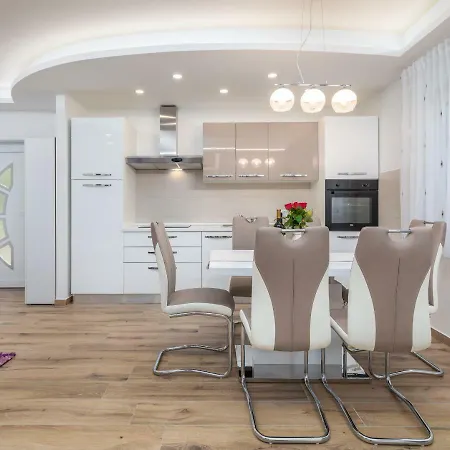Apartmán R & Z-brand New Family With A Spacious Yard Fažana