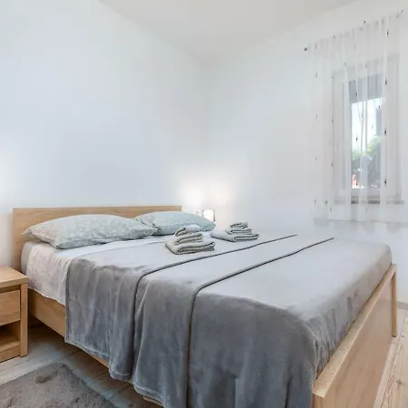 R & Z-brand New Family With A Spacious Yard Fažana