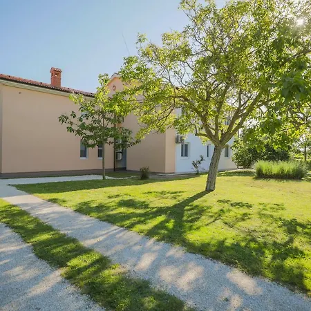 R & Z-brand New Family With A Spacious Yard Apartmán Fažana